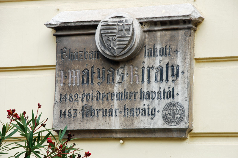 Mátyás király emléktáblája a Storno-ház falán