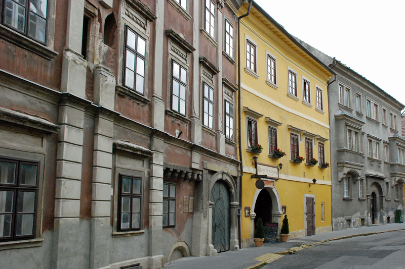 Szent György utca épületei